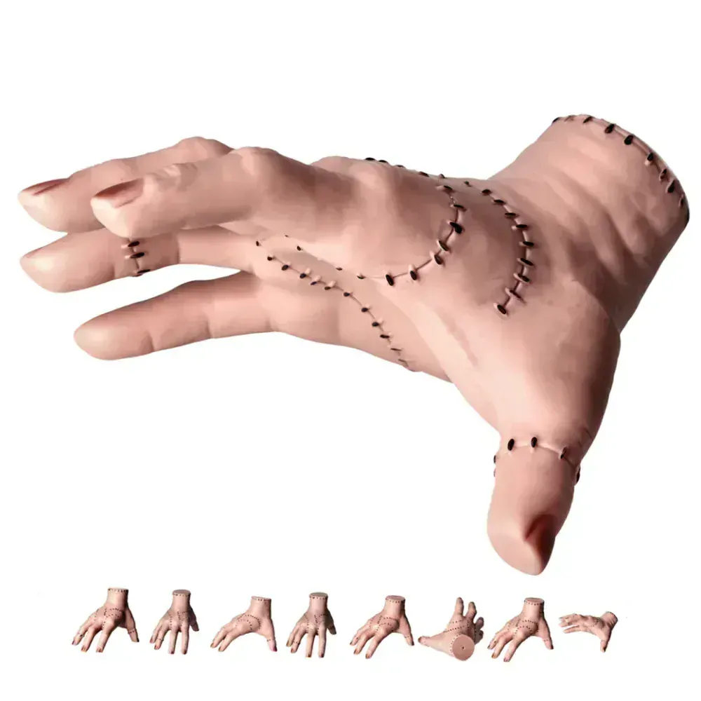 ruka Addams - věc Wednesday