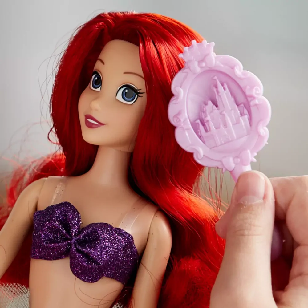 Disney panenka Ariel s hřebenem