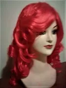 Ohnivě červená vlnitá paruka