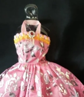 Šaty pro panenku Barbie - s růžemi