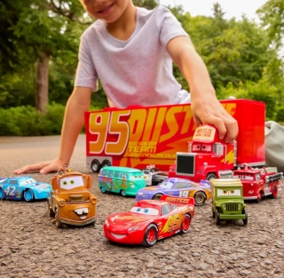 Cars kamion Mack 62cm se světlem a zvukem + 8 natahovacích autíček