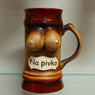 Korbel s prsy a nápisem